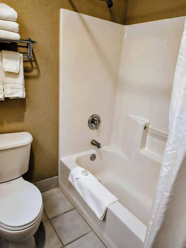 غرفة تقليدية بسريرين كوين، Medallion Inn and Suites 3/3