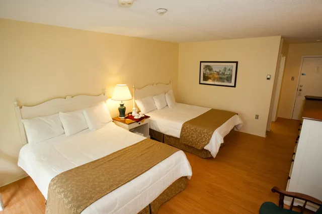 غرفة قياسية بسريرين كوين، Dundee Resort And Golf Club 1/8