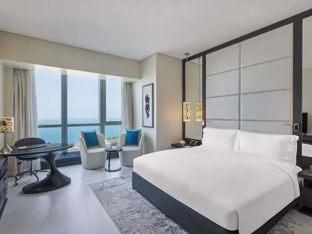 غرفة فاخرة بسرير كينج بإطلالة على البحر، Sofitel Abu Dhabi Corniche 3/10