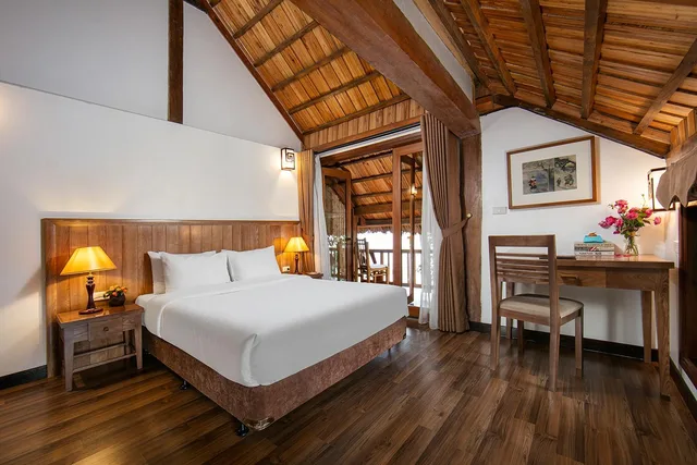 غرفة قياسية بسرير مزدوج بإطلالة على البحيرة بشرفة، Mai Chau Hideaway Lake Resort 1/1