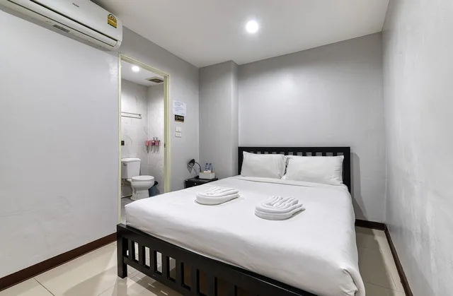 Standard, Queen Bed, No Window، Red Pin Inn 2/5