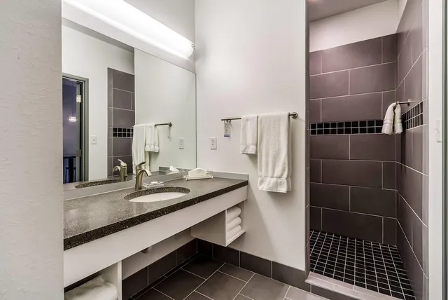 Upgrade, Suite, King Bed، The Wallhouse Hotel, an Ascend Collection Hotel 1/3
