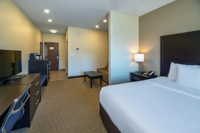 جناح بسرير كينج مع أريكة، Comfort Inn & Suites Terrace 2/5