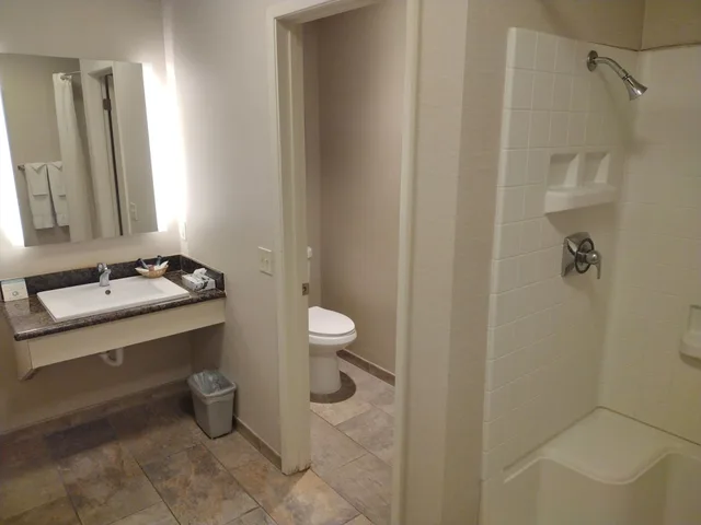 غرفة قياسية بسرير كينج بجاكوزي، Yosemite Cedar Lodge 2/4