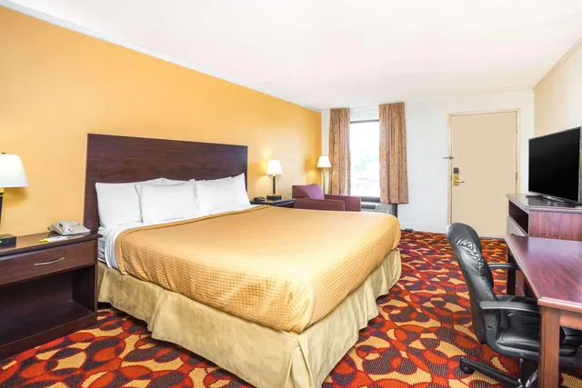 غرفة بسرير كينج، Days Inn by Wyndham Salem, VA 4/9