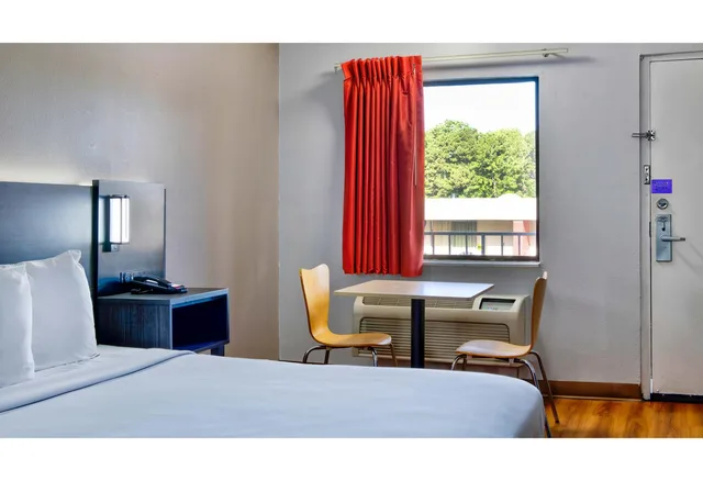 غرفة بسرير كينج للمدخنين، Motel6 Gainesville, GA 1/6