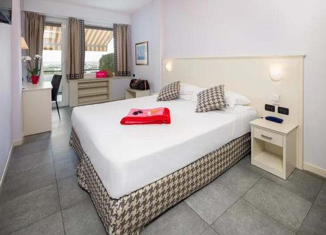 غرفة بسرير مزدوج أو سريرين منفصلين بإطلالة على البحر بشرفة، Hotel Laurin Formerly Best Western Hotel Laurin 3/9