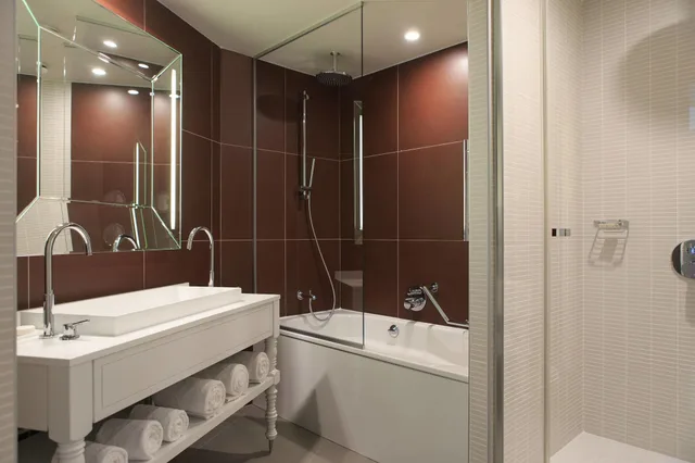 Junior Suite, King Bed, Garden View, Sofa, Renaissance Paris Hippodrome de St. Cloud Hotel 4/4