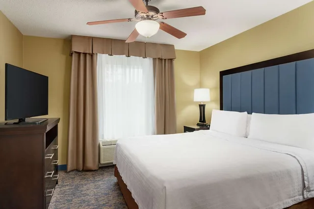 جناح بريميوم بسرير كينج بغرفة نوم واحدة، Homewood Suites By Hilton Fort Smith 1/1