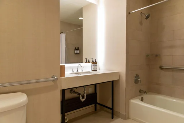 غرفة بسريرين كوين بحوض استحمام لذوي الإعاقة، Hyatt Regency Lost Pines 2/2