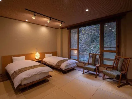 غرفة يابانية بإطلالة على النهر في المبنى الرئيسي، Shirahone Onsen Tsuruya Ryokan 1/2