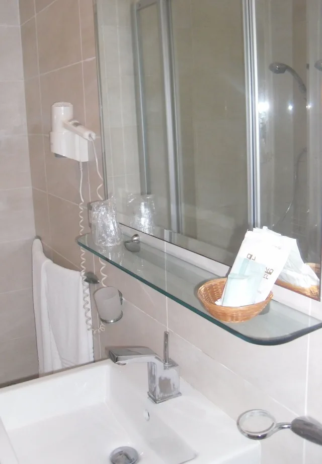 غرفة مفردة، Hotel Como 12/14