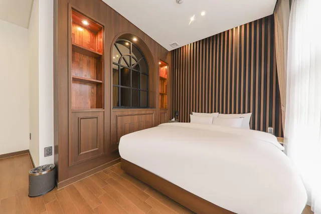 جناح جونيور، Hotel Demer 3/10