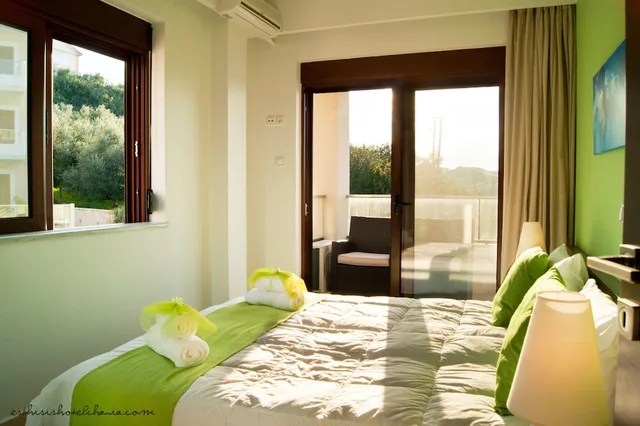 جناح عائلي بسرير كينج وسريرين منفصلين بإطلالة على البحر بشرفة بغرفتي نوم، ESTHISIS SUITES CHANIA 1/2