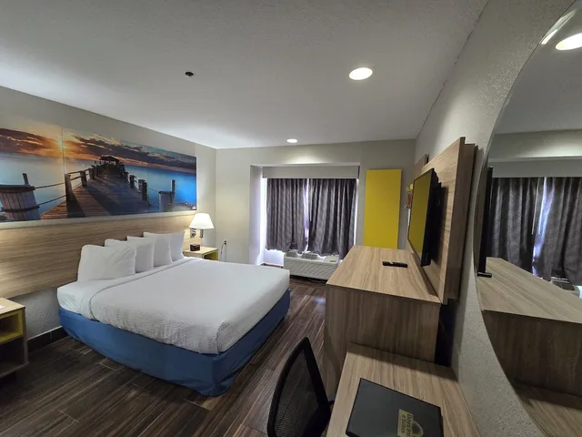 غرفة بسرير كينج، Days Inn And Suites By Wyndham Tampa Raymond James Stadium 2/10