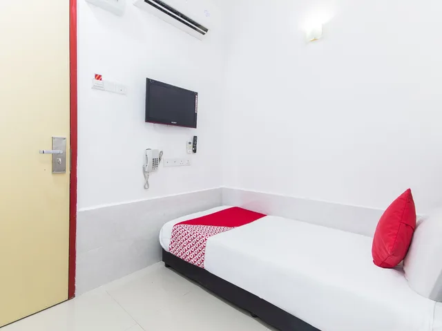 غرفة قياسية مفردة، Super OYO 414 Adiff Palace Hotel 1/3