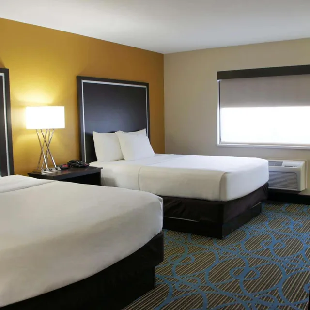 غرفة بسرير كينج وسريرين كوين، La Quinta Inn & Suites by Wyndham Emporia 1/1