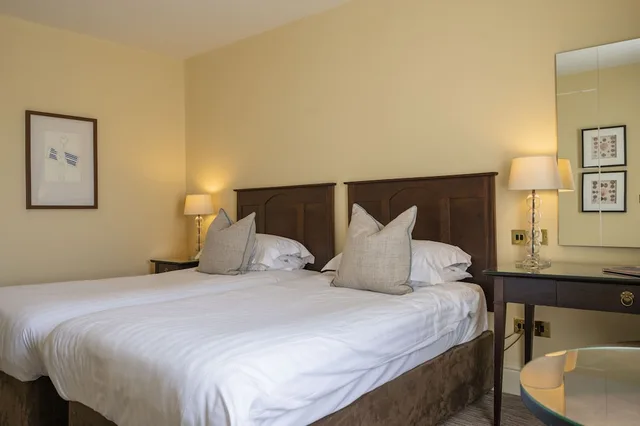 غرفة بسريرين منفصلين بإطلالة على البحر، St Georges Hotel 3/9