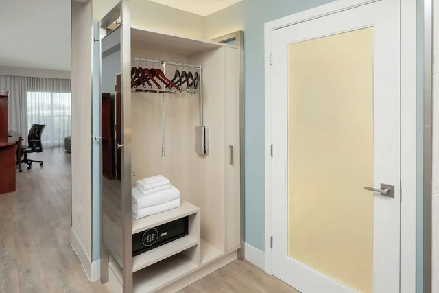 Room, King Bed, Water View, Sofa, Balcony, Accessible، Courtyard Charleston Waterfront 6/6