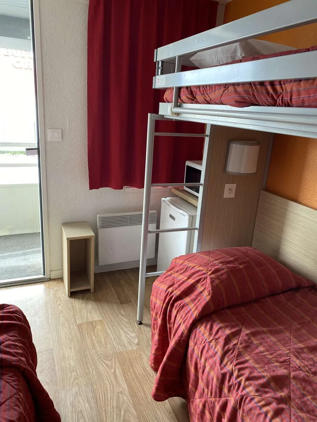 Plus, 3 Beds، Premiere Classe Beauvais 2/7