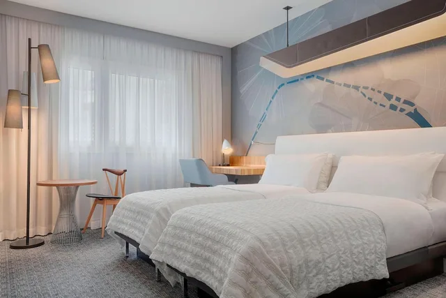 Urban, Twin Beds، Le Meridien Paris Arc De Triomphe 1/3
