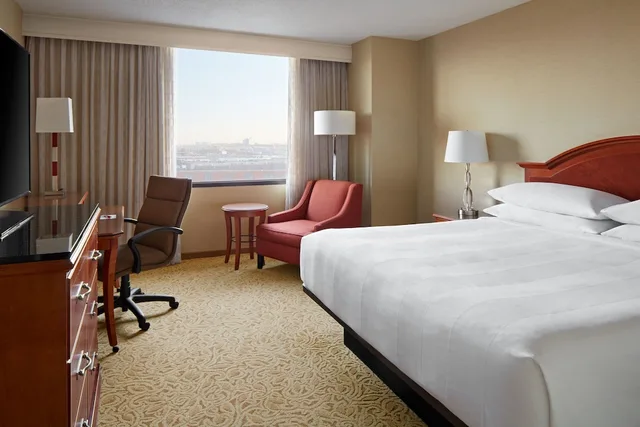 غرفة كلوب بسرير كينج، Toronto Airport Marriott 2/10