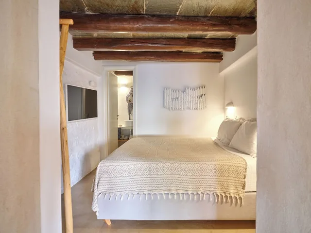 Cave, Senior, Suite, Queen Bed, Sea View, Sofa، Mythic Paros 2/3