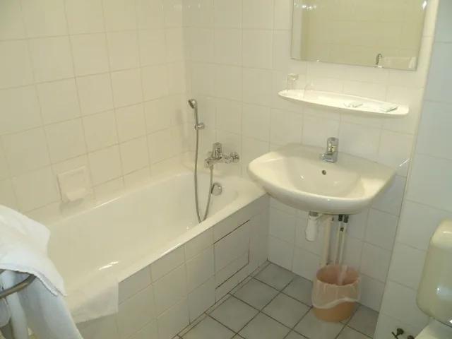 Standard, Single, Double Bed, Gloria & Avenue Hotel 3/3