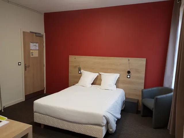 غرفة قياسية بسرير مزدوج، Logis Hotel La Bonne Auberge 2/5