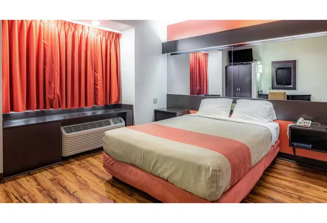غرفة بسرير كوين لغير المدخنين، Motel6 Chattanooga, TN - Downtown 1/3