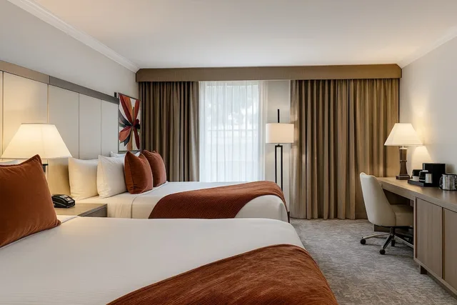 غرفة بسريرين كوين بإطلالة على الجبل بشرفة، Ontario Airport Hotel And Conference Center 3/5