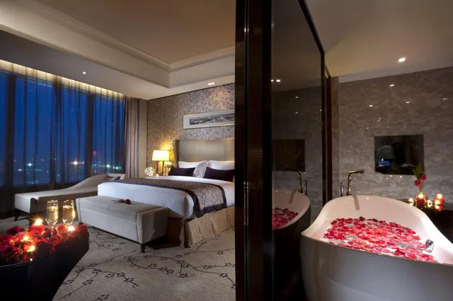 1 Bedroom, Suite, Living and Dining Areas، Crowne Plaza Huizhou 1/1