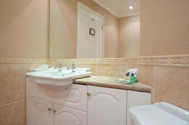 Swiss Style, Lodge, 2 Double and Twin Beds، Woodbury Park Hotel and Golf Club 2/2