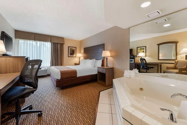 غرفة بسرير كينج بحوض جاكوزي، Best Western Spooner Riverplace 3/4