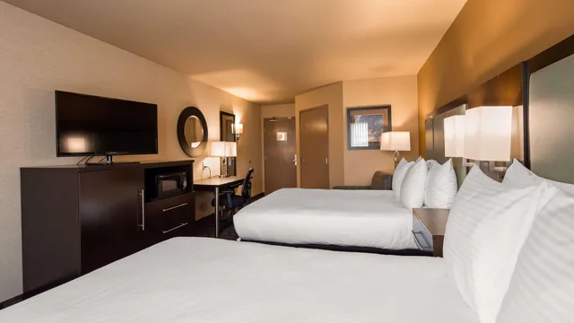 غرفة بسريرين كوين بمطبخ صغير بحوض استحمام لذوي الإعاقة، Best Western Plus Oceanside Palms 1/8