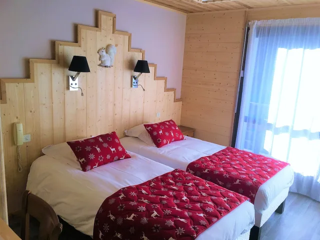 غرفة كلاسيكية بسريرين منفصلين بشرفة، Hotel Le Soly Varnay 2/7