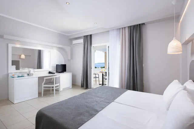 جناح جونيور بإطلالة على البحر، Alexandros Palace Hotel and Suites 1/10