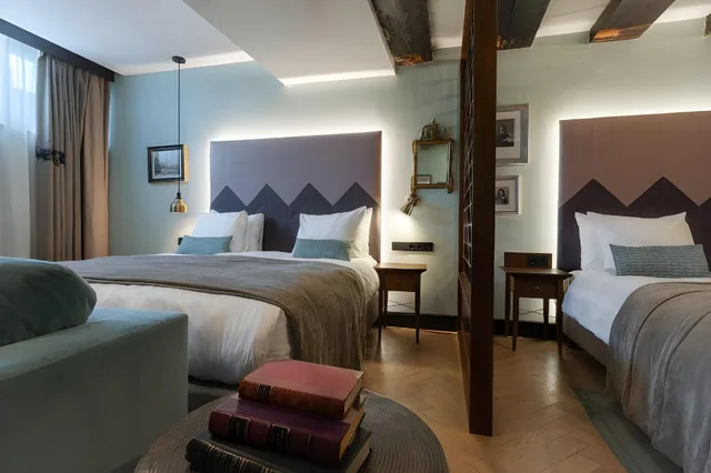 Semi Room, Basement, Quadruple، The Hendrick's Hotel 1/2