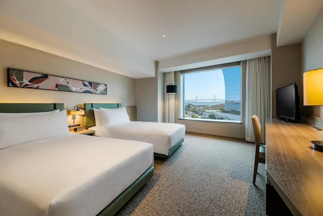 غرفة بسريرين منفصلين بإطلالة على البحر، The Square hotel Yokohama Minatomirai 1/4