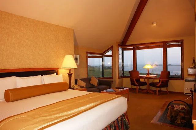 Deluxe, King Bed, Bay View, Sofa، The Inn at the Tides 3/7