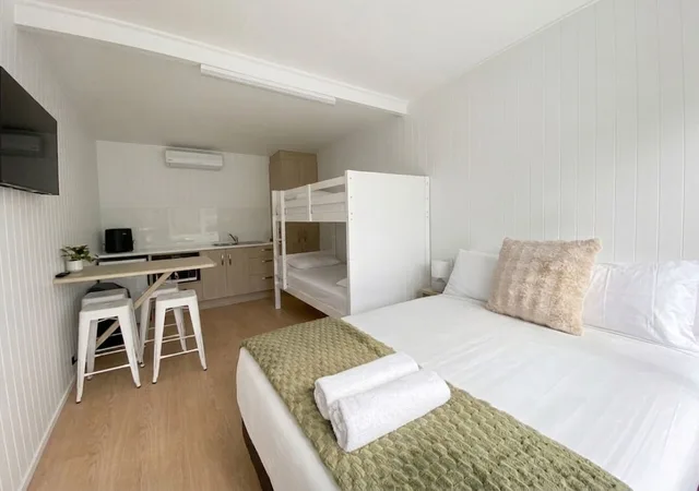 استوديو بسرير كوين وسرير بطابقين بحمام مشترك بمطبخ صغير، Nobby Beach Holiday Village 6/8