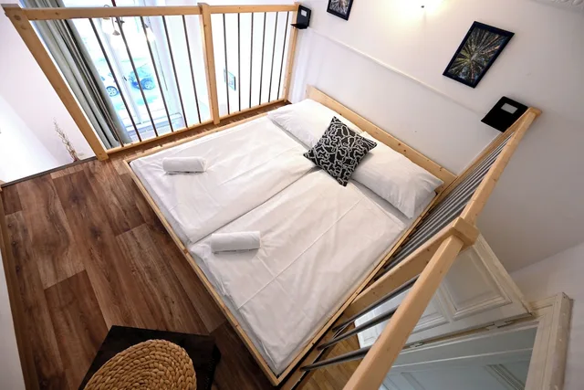 Mezzanine, 2 Bedrooms, Gallery, Apartment, Bunk Bed, 3 Beds, Private Bathroom, Sofa، Hybernska Apartments 4/10