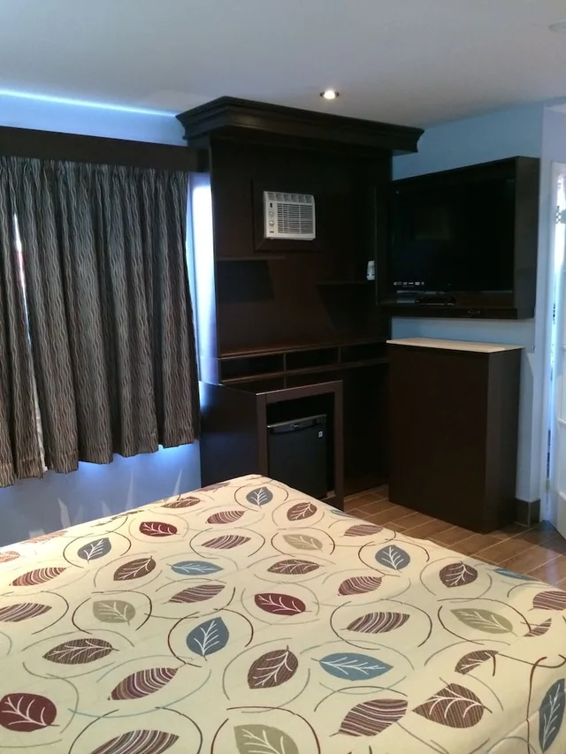 غرفة ديلوكس بسرير كوين بجاكوزي للمدخنين، Olux Hotel Motel Suites 2/3