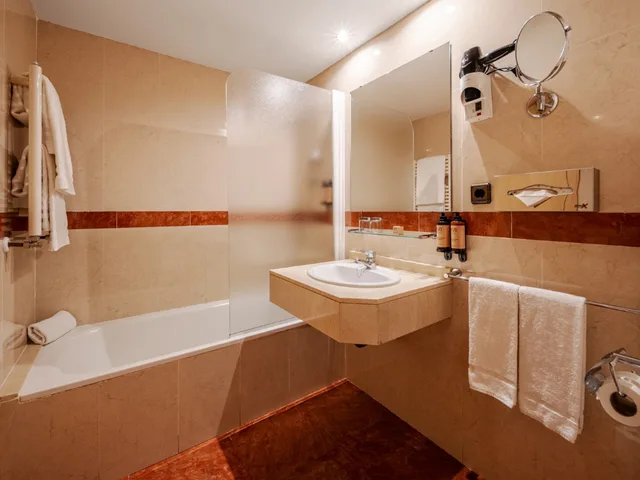 Standard, Triple, Luze Castellana Hotel 4/4