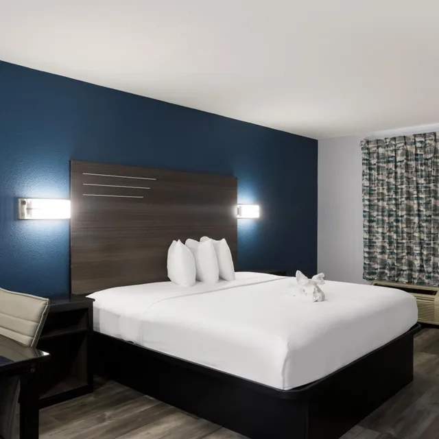 غرفة بسرير كوين بحوض استحمام لذوي الإعاقة، Suburban Studios Hinesville - Fort Stewart Area 8/10