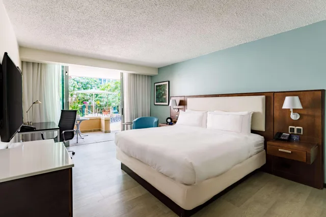 غرفة بسرير كينج بإطلالة على المسبح، Doubletree By Hilton Hotel San Juan 3/6