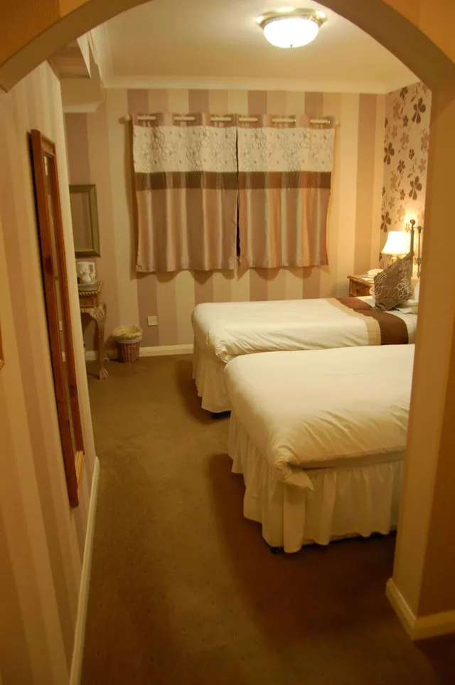Room, Twin Beds, Albright Hussey Manor 3/6