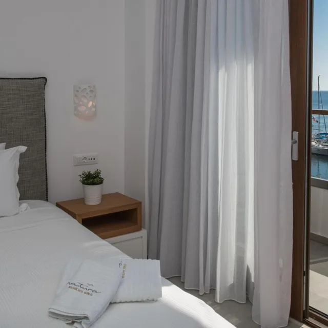 غرفة بريميوم ثلاثية بإطلالة على البحر، Natura Luxury Boutique Hotel Skopelos 1/9