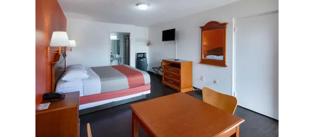 1 King Bed - Mob Acc RI Shwr Nsmk Micfridg، Motel6 Montgomery, AL - Coliseum 2/5