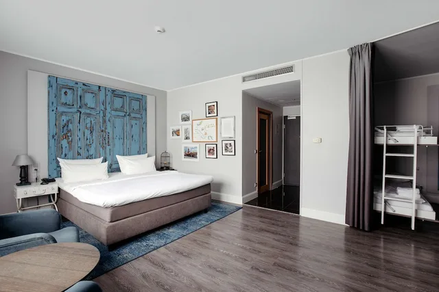 جناح بريميوم عائلي بسرير كينج، Hotel Berlin, Berlin, a member of Radisson Individuals 1/2